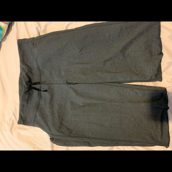 Lululemon joggers in excellent condition, bought to big! Only tried on once ❤️ - Picture 2 of 3